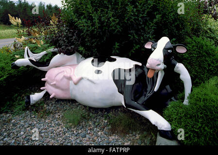 Sculpture Vache Roadside Attraction à l'Écluse Ville Dairies, Sault Ste. Marie, Ontario, Canada Banque D'Images