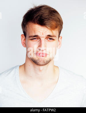 Portrait de jeune homme en riant bruyamment isolé sur fond blanc Banque D'Images