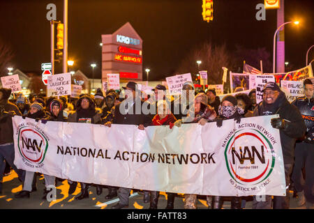 Dearborn, Michigan, USA. 4 janvier, 2016. Militants des droits civils protester contre la mort d'un des malades mentaux de l'homme afro-américain, Kevin Matthews, par un agent de la police de Dearborn. Un policier poursuivi Dearborn Matthews dans un quartier à proximité de Detroit et tiré sur lui, apparemment après une lutte. Crédit : Jim West/Alamy Live News Banque D'Images