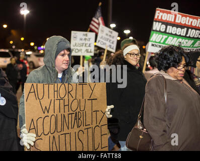 Dearborn, Michigan, USA. 4 janvier, 2016. Militants des droits civils protester contre la mort d'un des malades mentaux de l'homme afro-américain, Kevin Matthews, par un agent de la police de Dearborn. Un policier poursuivi Dearborn Matthews dans un quartier à proximité de Detroit et tiré sur lui, apparemment après une lutte. Crédit : Jim West/Alamy Live News Banque D'Images