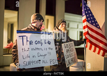 Dearborn, Michigan, USA. 4 janvier, 2016. Deux hommes portaient des signes dans l'appui de la police civile en tant que défenseurs des droits de l'homme ont protesté contre l'assassinat d'un des malades mentaux de l'homme afro-américain, Kevin Matthews, par un agent de la police de Dearborn. Un policier poursuivi Dearborn Matthews dans un quartier à proximité de Detroit et tiré sur lui, apparemment après une lutte. Crédit : Jim West/Alamy Live News Banque D'Images