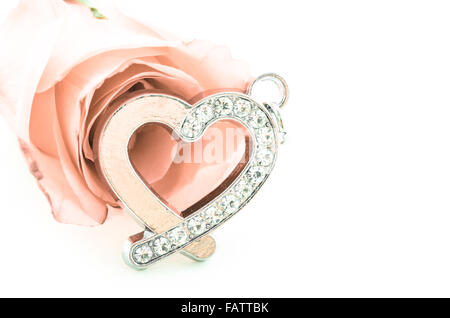 Forme de coeur diamant Pendentif avec rose rose sur fond blanc, esprit vintage. Banque D'Images