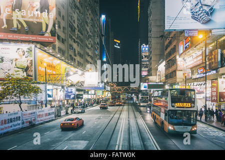 Rue de Hong Kong la nuit dans le centre et la zone de Wanchai. Banque D'Images