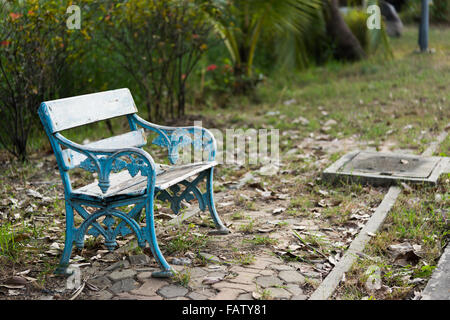 Vieux banc en bois dans le parc Banque D'Images