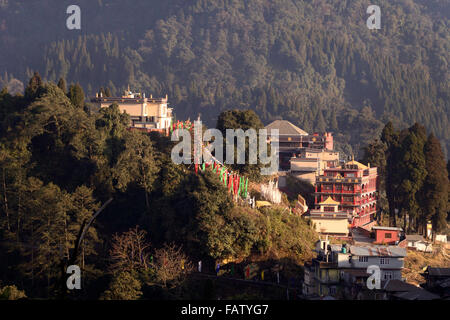 Darjeeling, Inde. 05 Jan, 2016. La lave est une petite ville 34 km à l'est de Kalimpong, dans le district de Darjeeling. Situé dans la lave 7016 pieds (2138 m), il est le point d'entrée Neora Valley National Park. La route de lave est superbe avec le changement de la végétation de forêt tropicale à feuilles caduques à l'alpine humide arbres de sapin, pin et bouleau. Un monastère bouddhiste est présent sur une des collines de lave. Sites remarquables : Changey Cascades et Jamgyong Monastère lave Kongtrul Crédit : Saikat Paul/Pacific Press/Alamy Live News Banque D'Images