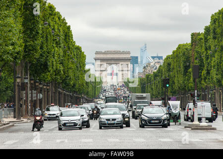 Vue vers le haut de l'Avenue des Champs Élysées en regardant vers l'Arc de Triomphe à Paris. Banque D'Images