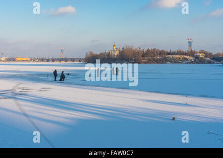 De Dnepropetrovsk, Ukraine - janvier 03, 2016:petit groupe de pêcheurs d'hiver sur un centre de Dniepr Dniepropetrovsk de ville en Banque D'Images