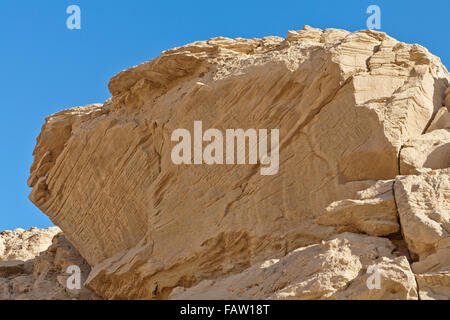 Avis de Vulture Rock à l'entrée de l'Oued Hellal, el Kab, ancienne Nekheb dans le désert de l'Égypte Banque D'Images