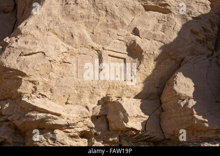 Inscriptions sur Vulture Rock à l'entrée de l'Oued Hellal, el Kab, ancienne Nekheb dans le désert de l'Égypte Banque D'Images