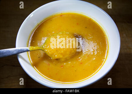 Un végétarien potage de courge Butternut. La soupe est un aliment d'hiver en bonne santé. Banque D'Images