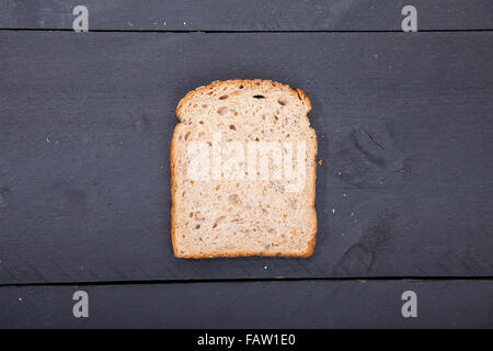 Pain sans gluten sur fond de bois noir Banque D'Images