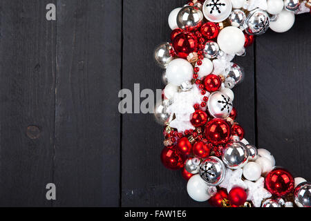 Couronne de Noël avec des cloches sur fond de bois foncé Banque D'Images