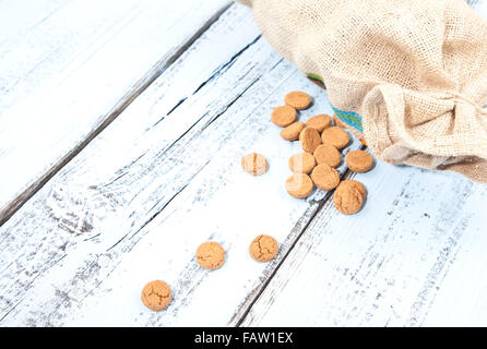 Dutch candy pepernoot avec sac de jute blanc bleu sur fond de bois Banque D'Images