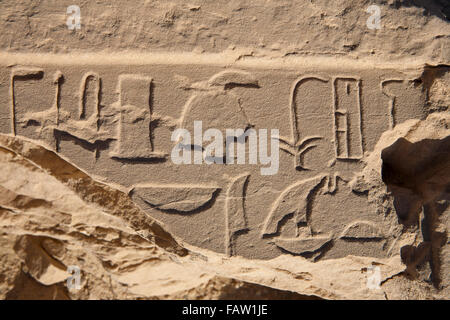 Inscriptions sur Vulture Rock à l'entrée de l'Oued Hellal, el Kab, ancienne Nekheb dans le désert de l'Égypte Banque D'Images