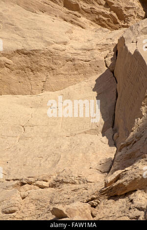 Inscriptions sur Vulture Rock à l'entrée de l'Oued Hellal, el Kab, ancienne Nekheb dans le désert de l'Égypte Banque D'Images