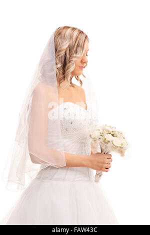 D'un coup vertical inquiet jeune épouse marcher avec une fleur de mariage et regardant en bas isolé sur fond blanc Banque D'Images