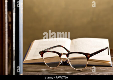 La vie toujours avec des lunettes et des livres sur la table Banque D'Images