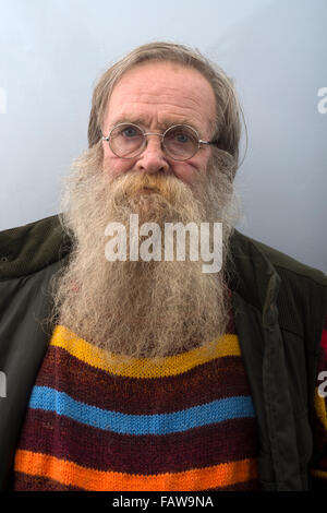 Personnes âgées barbu portant des lunettes bifocales Banque D'Images