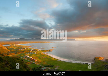 Coucher du soleil dans la côte ouest sauvage et magnifique d'Andoya Banque D'Images
