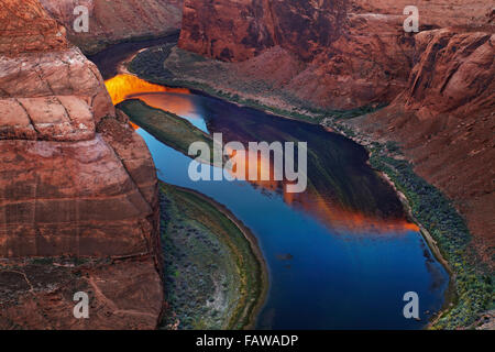 Colorado River au lever du soleil, Horse Shoe Bend, Page, Arizona, USA Banque D'Images