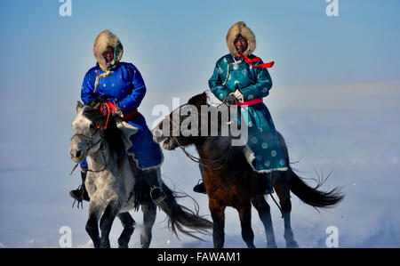 Bannière Ujimqin ouest, la Région autonome de Mongolie intérieure. 5e Jan, 2016. Monter à cheval dans l'ouest de bergers Bannière Ujimqin, Chine du nord, région autonome de Mongolie intérieure, le 5 janvier 2016. Credit : Ren Junchuan/Xinhua/Alamy Live News Banque D'Images