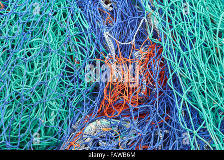 Close-up de filets de pêcheurs en orange, bleu et turquoise Banque D'Images