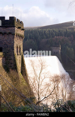 L'eau qui coule sur le Derwent barrage lors de fortes pluies et des inondations, Peak District, Derbyshire, Royaume-Uni Banque D'Images