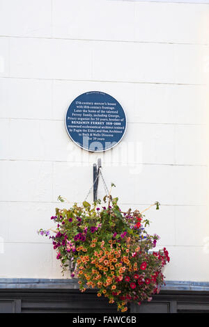 Plaque au mur avec des informations sur la famille Ferrey au 17ème siècle la maison de Mercer à Christchurch, Dorset, UK en Juillet Banque D'Images