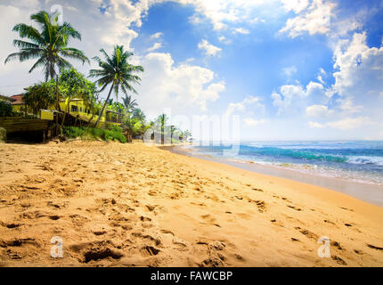 La lumière du soleil sur la magnifique plage tropicale près de ocean Banque D'Images