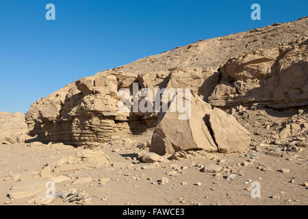 Avis de Vulture Rock à l'entrée de l'Oued Hellal, el Kab, ancienne Nekheb dans le désert de l'Égypte Banque D'Images