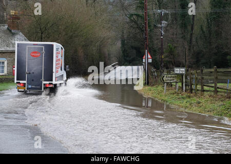 Combe, Herefordshire, Angleterre. 5 janvier, 2016. Un camion de livraison qui négocie l'inondé B4362 à Combe, sur la frontière qui England-Wales liens Presteigne, Powys avec Shobdon, Herefordshire. Banque D'Images