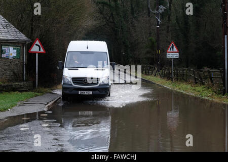 Combe, Herefordshire, Angleterre. 5 janvier, 2016. Un van négocie le B4362 à Combe, sur la frontière qui England-Wales liens Presteigne, Powys avec Shobdon, Herefordshire. Banque D'Images