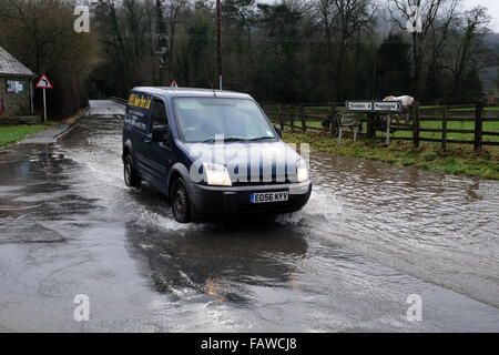 Combe, Herefordshire, Angleterre. 5 janvier, 2016. Un van négocie le B4362 à Combe, sur la frontière qui England-Wales liens Presteigne, Powys avec Shobdon, Herefordshire. Le Hindwell locaux Brook a éclaté ses banques comme de grands volumes d'eau continue à couler le long de l'amont au Pays de Galles. Banque D'Images