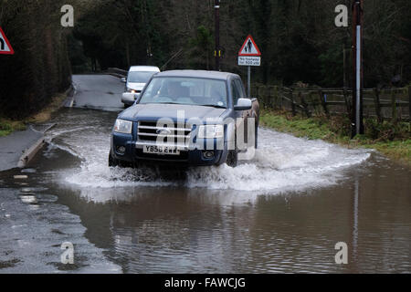 Combe, Herefordshire, Angleterre. 5 janvier, 2016. Un véhicule négocie le B4362 à Combe, sur la frontière qui England-Wales liens Presteigne, Powys avec Shobdon, Herefordshire. Le Hindwell locaux Brook a éclaté ses banques comme de grands volumes d'eau continue à couler le long de l'amont au Pays de Galles. Banque D'Images