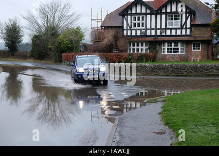 Combe, Herefordshire, Angleterre. 5 janvier, 2016. Une voiture négocie le B4362 à Combe, sur la frontière qui England-Wales liens Presteigne, Powys avec Shobdon, Herefordshire. Banque D'Images