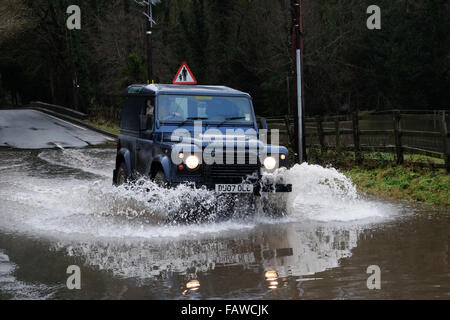 Combe, Herefordshire, Angleterre. 5 janvier, 2016. Une Land Rover négocie le B4362 à Combe, sur la frontière qui England-Wales liens Presteigne, Powys avec Shobdon, Herefordshire. Banque D'Images