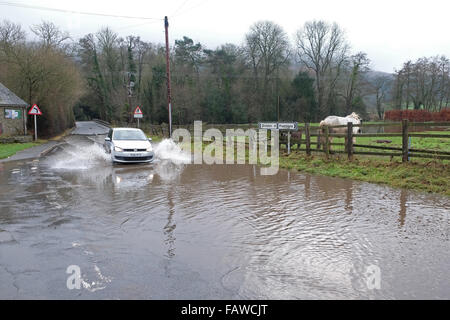 Combe, Herefordshire, Angleterre. 5 janvier, 2016. Une voiture négocie le B4362 à Combe, sur la frontière qui England-Wales liens Presteigne, Powys avec Shobdon, Herefordshire. Banque D'Images