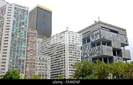 Quartier des affaires avec la construction de l'administration centrale de Petrobras ( droite ) Centro Rio de Janeiro Brésil Banque D'Images