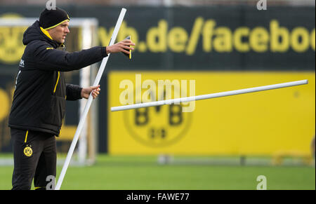 Dortmund, Allemagne. 05 Jan, 2016. Dortmund entraîneur en chef Thomas Tuchel prépare une session de formation de Bundesliga allemande soccer club Borussia Dortmund à Dortmund, en Allemagne, 05 janvier 2016. Photo : BERND THISSEN/dpa/Alamy Live News Banque D'Images