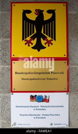 Pomellen, Allemagne. 5Th Jan, 2015. Le signe officiel attaché à la construction de l'hôtel récemment ouvert, troisième station de police de Pomellen germano-polonaise, l'Allemagne, 5 janvier 2015. La Pologne garde-frontière et la police fédérale de l'Allemagne sont maintenant également sur la lutte contre les criminels ensemble au nord de Berlin. Unités germano-polonaise comme cela existe déjà dans Swiecko près de Francfort/Oder et Ludwigsburg près de Goerlitz. PHOTO : STEFAN SAUER/DPA/Alamy Live News Banque D'Images