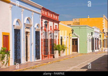 (Bâtiments colorés colorés) dans la ville coloniale de San Francisco de Campeche, Mexique Banque D'Images