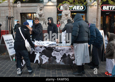 PIC DE FICHIER : Londres, Royaume-Uni. 22 novembre, 2013. Siddhartha Dhar (Abu Rumaysah) troisième à droite, la participation à la protestation de Choudry Anjem pour arrêter l'oppression chinoise contre les musulmans du Xinjiang, Londres, Royaume-Uni, 22 novembre 2013 (Fichier image) Credit : martyn wheatley/Alamy Live News Banque D'Images