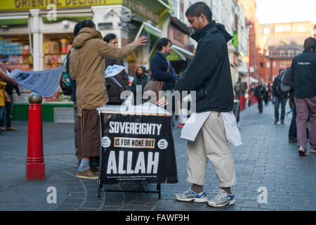 PIC DE FICHIER : Londres, Royaume-Uni. 22 novembre, 2013. Siddhartha Dhar (Abu Rumaysah) configuration de tableau à l'Anjem Choudry Anjem Choudry la protestation pour arrêter l'oppression chinoise contre les musulmans du Xinjiang, Londres, Royaume-Uni, 22 novembre 2013 (Fichier image) Credit : martyn wheatley/Alamy Live News Banque D'Images