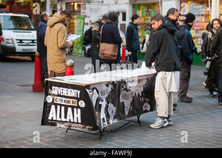 PIC DE FICHIER : Londres, Royaume-Uni. 22 novembre, 2013. Siddhartha Dhar (Abu Rumaysah) configuration de tableau à l'Anjem Choudry Anjem Choudry la protestation pour arrêter l'oppression chinoise contre les musulmans du Xinjiang, Londres, Royaume-Uni, 22 novembre 2013 (Fichier image) Credit : martyn wheatley/Alamy Live News Banque D'Images