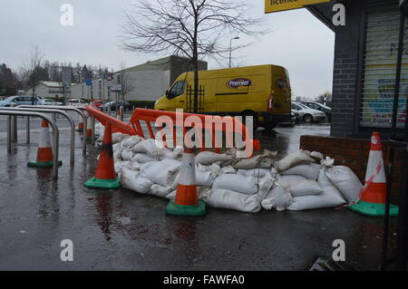 Tayside, Dundee, Écosse, Royaume-Uni, 6 janvier 2015 Village Ardler prépare pour les inondations avec des sacs de crédit : liam richardson/Alamy Live News Banque D'Images