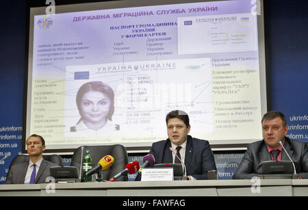 5 janvier, 2016 - Kiev, Ukraine - Le chef de l'état de service de migration de l'Ukraine MAXIM SOKOLYUK (C) devant un spécimen d'une nouvelle ID passeport de citoyen de l'Ukraine (l'image d'arrière-plan), au cours d'une conférence de presse, à Kiev, Ukraine, 05 janvier, 2016. Du 11 janvier le Service de migration de l'État commence l'enregistrement de la nouvelle ID de passeports pour les citoyens de l'Ukraine, a déclaré le président ukrainien Sokolyuk.Petro Poroshenko a confirmé l'évaluation positive de l'Ukraine en vue de la Commission européenne prévoit de libéraliser le régime de visa.Le Ministère des affaires étrangères de l'Ukraine s'attend à ce que la libéralisation du Banque D'Images