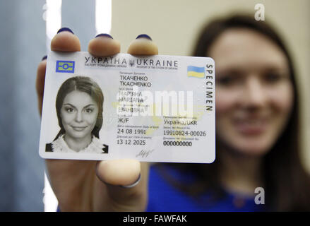 5 janvier, 2016 - Kiev, Ukraine - Une jeune fille ukrainienne tient dans sa main un spécimen d'une nouvelle ID passeport de citoyen de l'Ukraine à Kiev, Ukraine, 05 janvier, 2016. Du 11 janvier le Service de migration de l'État commence l'enregistrement de la nouvelle ID de passeports pour les citoyens de l'Ukraine, Sokolyuk dit. Le Président ukrainien Porochenko a confirmé l'évaluation positive de l'Ukraine en vue de la Commission européenne prévoit de libéraliser le régime de visa.Le Ministère des affaires étrangères de l'Ukraine s'attend à ce que la libéralisation du régime des visas avec l'UE en 2016, selon les médias locaux. (Crédit Image : © Serg Glovny via Z Banque D'Images