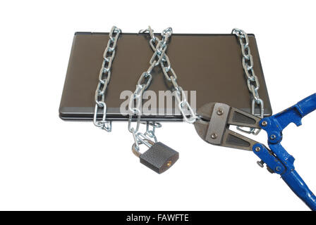 Ordinateur portable piratage en chaînes, cadenas, outils rouillés. La protection des données. Banque D'Images