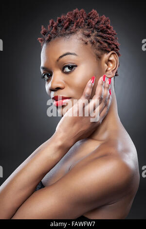 La beauté noire avec de courts cheveux rouges hérissés Banque D'Images