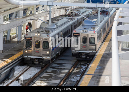 Denver, Colorado - FasTracks commuter trains légers sur rail à la gare Union. Banque D'Images